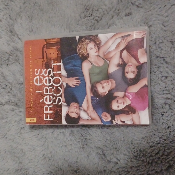 One Tree Hill / Les Frères Scott - season 1 - Picture 1 of 3